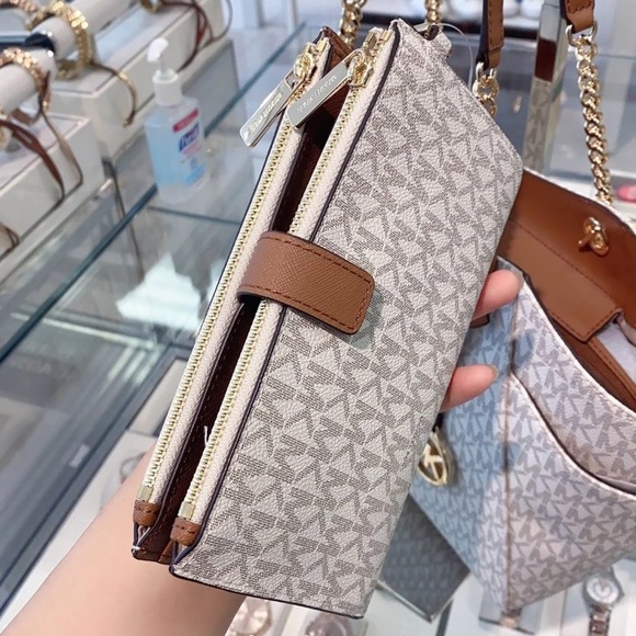 🌼NWT MICHAEL KORS WALLET 🌼